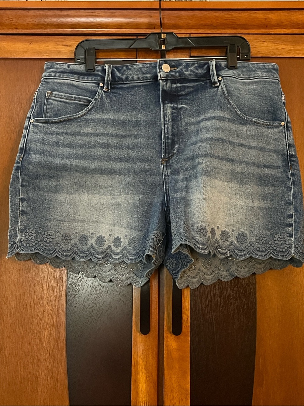 Risen Embroidered Scallop Hem Shorts w/Sanding & Whiskering & Slight Destruction